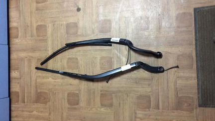 Поводок стеклоочистителя дворники Jaguar XF