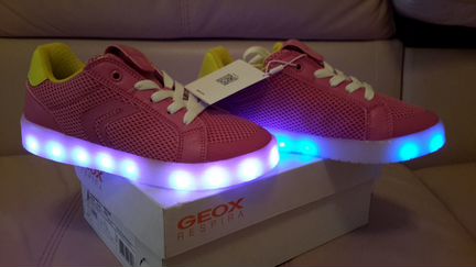 Кроссовки с огоньками Geox новые р.34