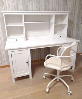Белый письменный стол с креслом и полкой