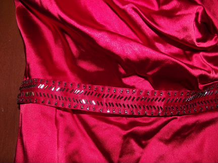 Платье вечернее атласное алого цвета