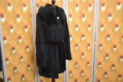 Черная норковая шуба с капюшоном
