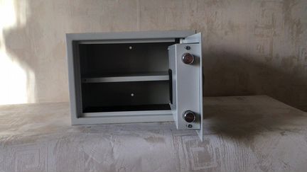 Сейф шм-25Э с полкой