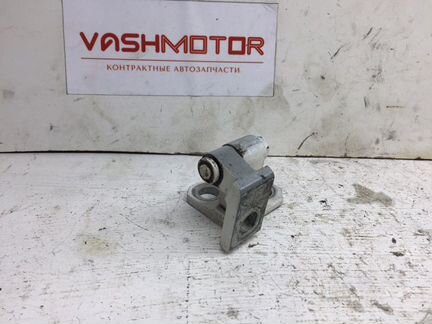 Петля двери передняя правая Volkswagen Passat B7