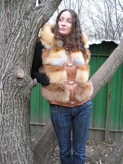 Меховой жилет из лисы с капюшоном