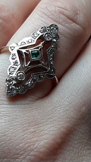 Золотое кольцо с бриллиантами и изумрудом