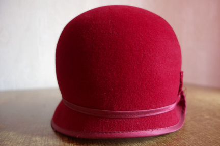 Фетровая шляпка с цветком