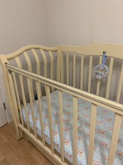 Детская кроватка с матрасом, маятником и ящиком