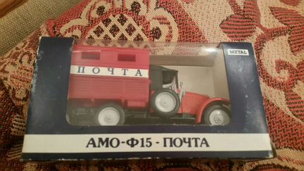 Три модели историчечких автомобилей в масштабе 1:4