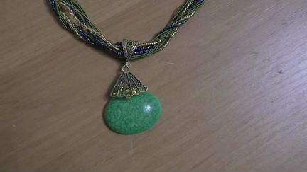 Ожерелье с зеленым камнем
