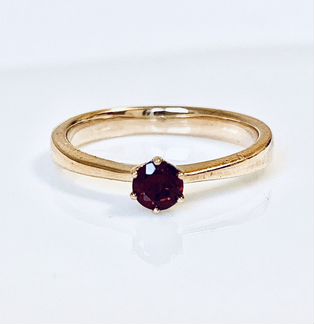 Золотое кольцо с гранатом