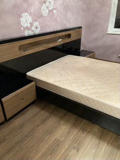 Кровать и прикроватные тумбы