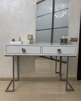 Туалетный столик/консоль