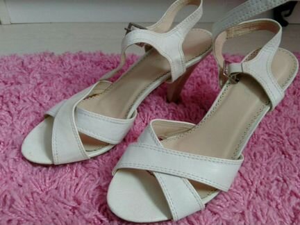 Босоножки белые